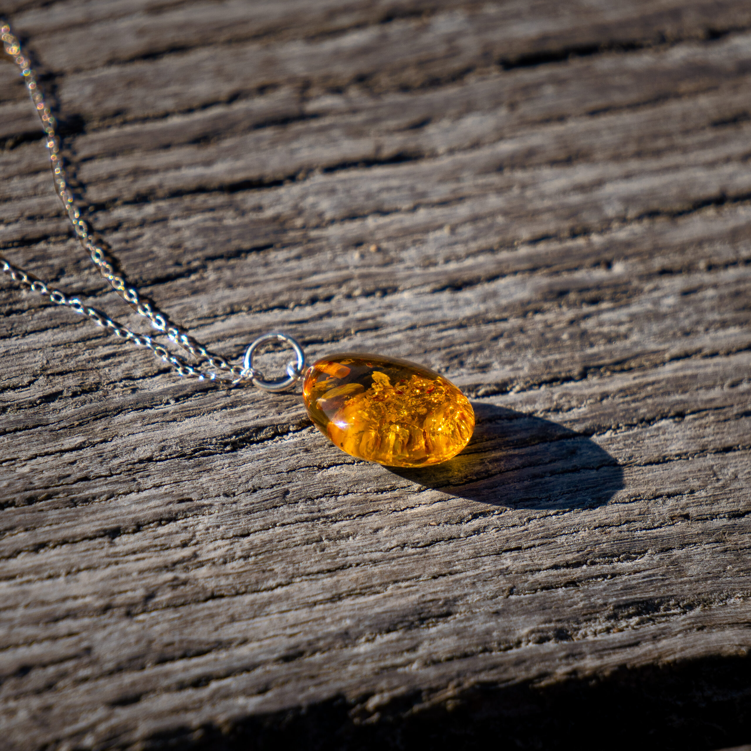 Pendentif en ambre sur bois