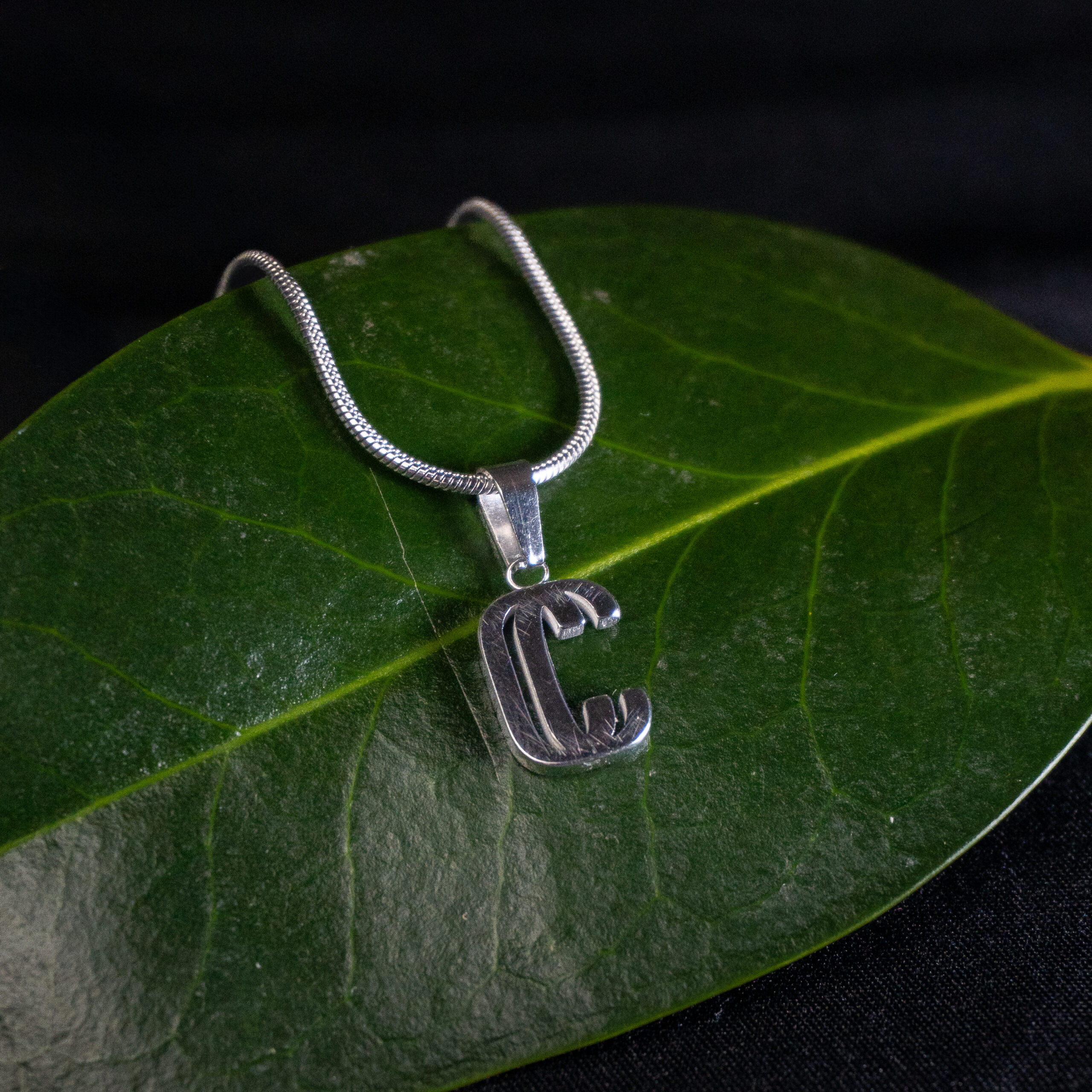 Collier avec pendentif en forme de C
