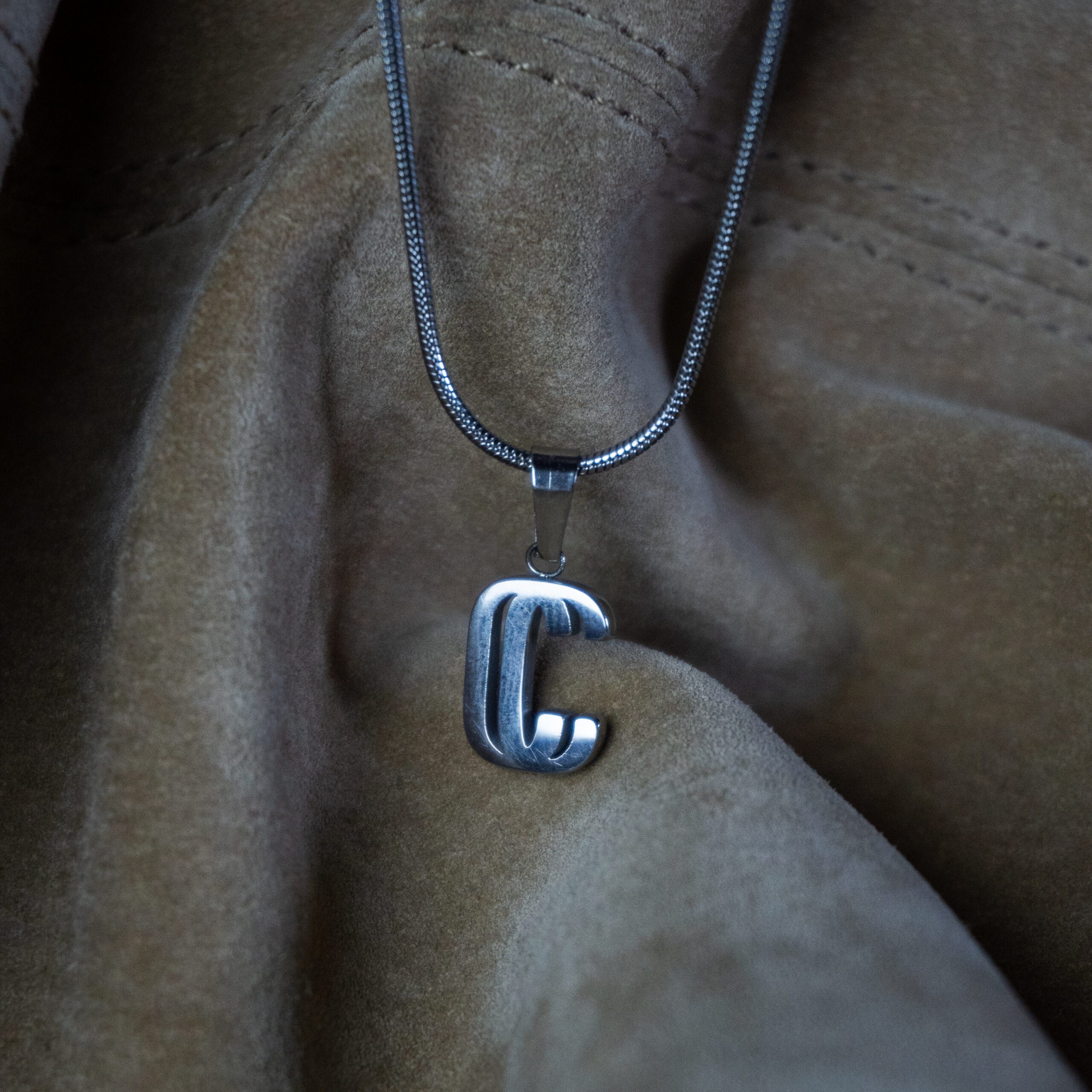 Collier avec pendentif en métal