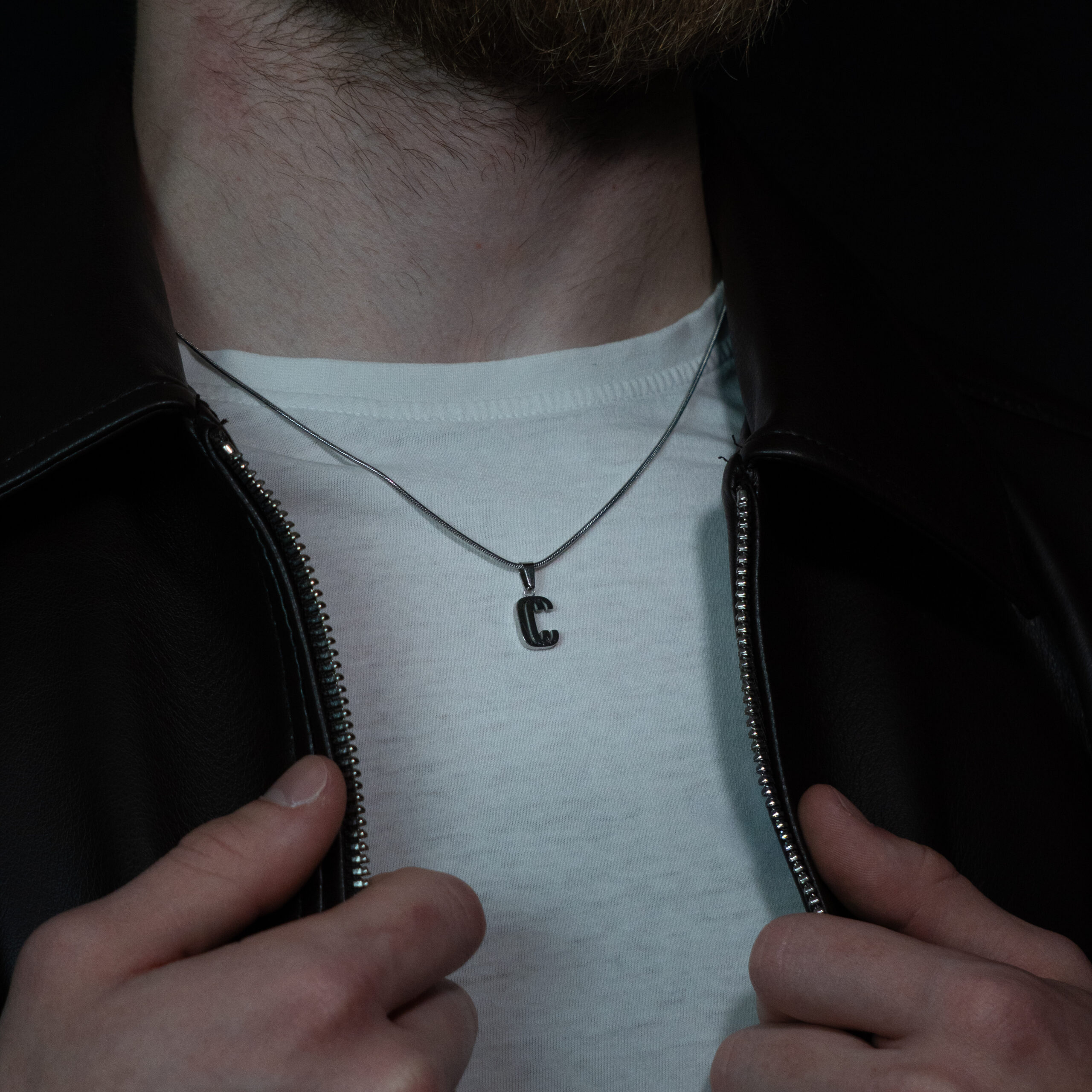 Homme avec un collier en métal