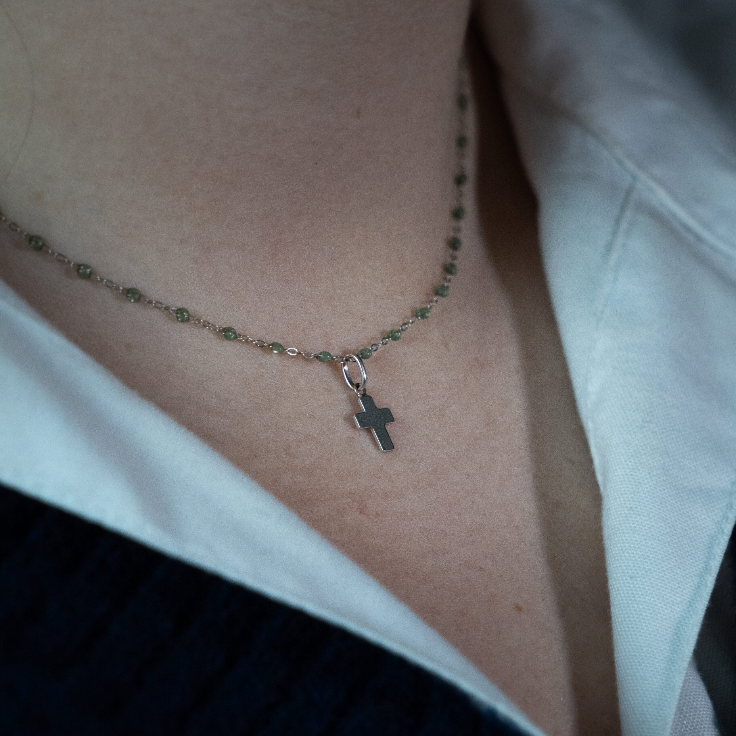 Collier avec croix en métal