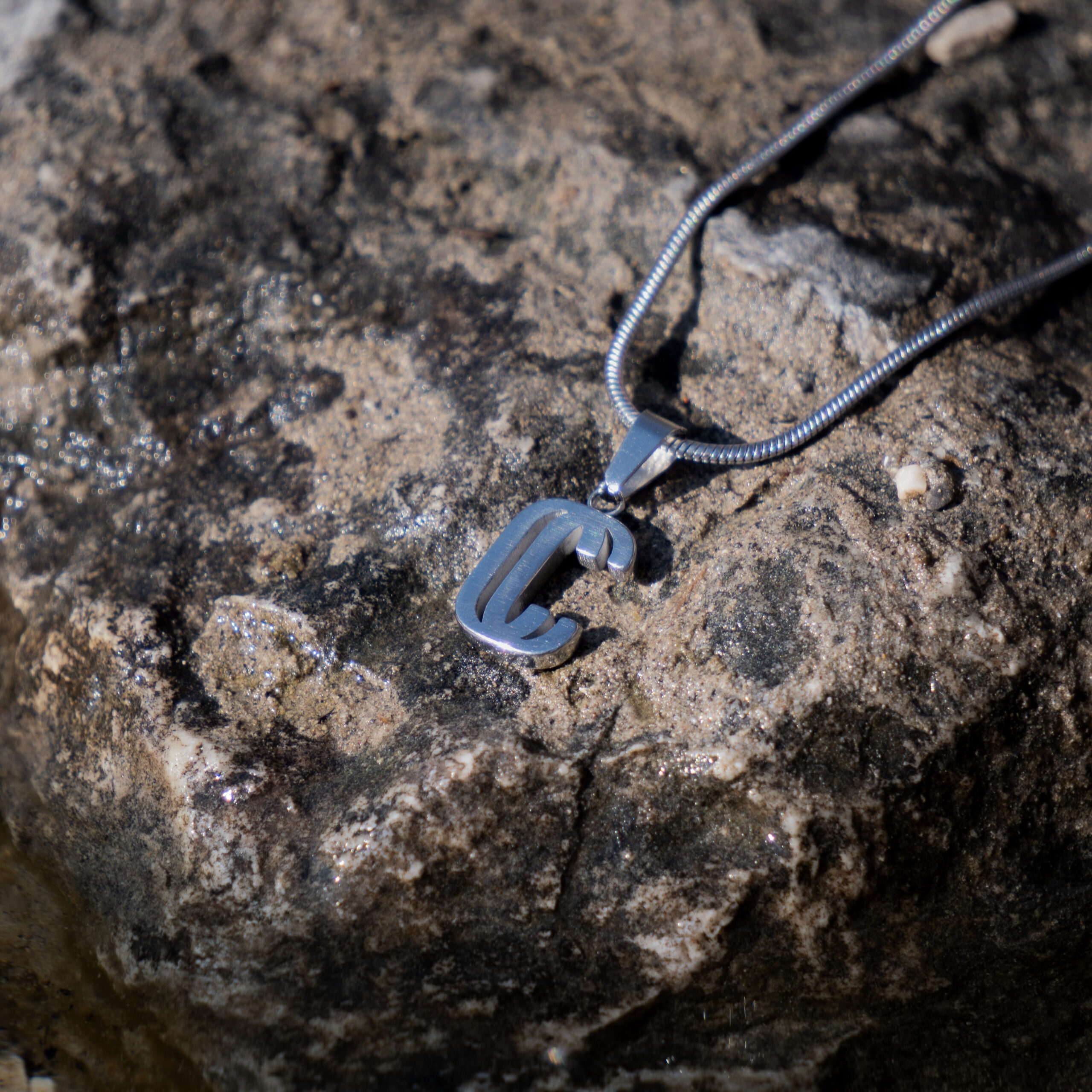 Pendentif en forme de lettre C