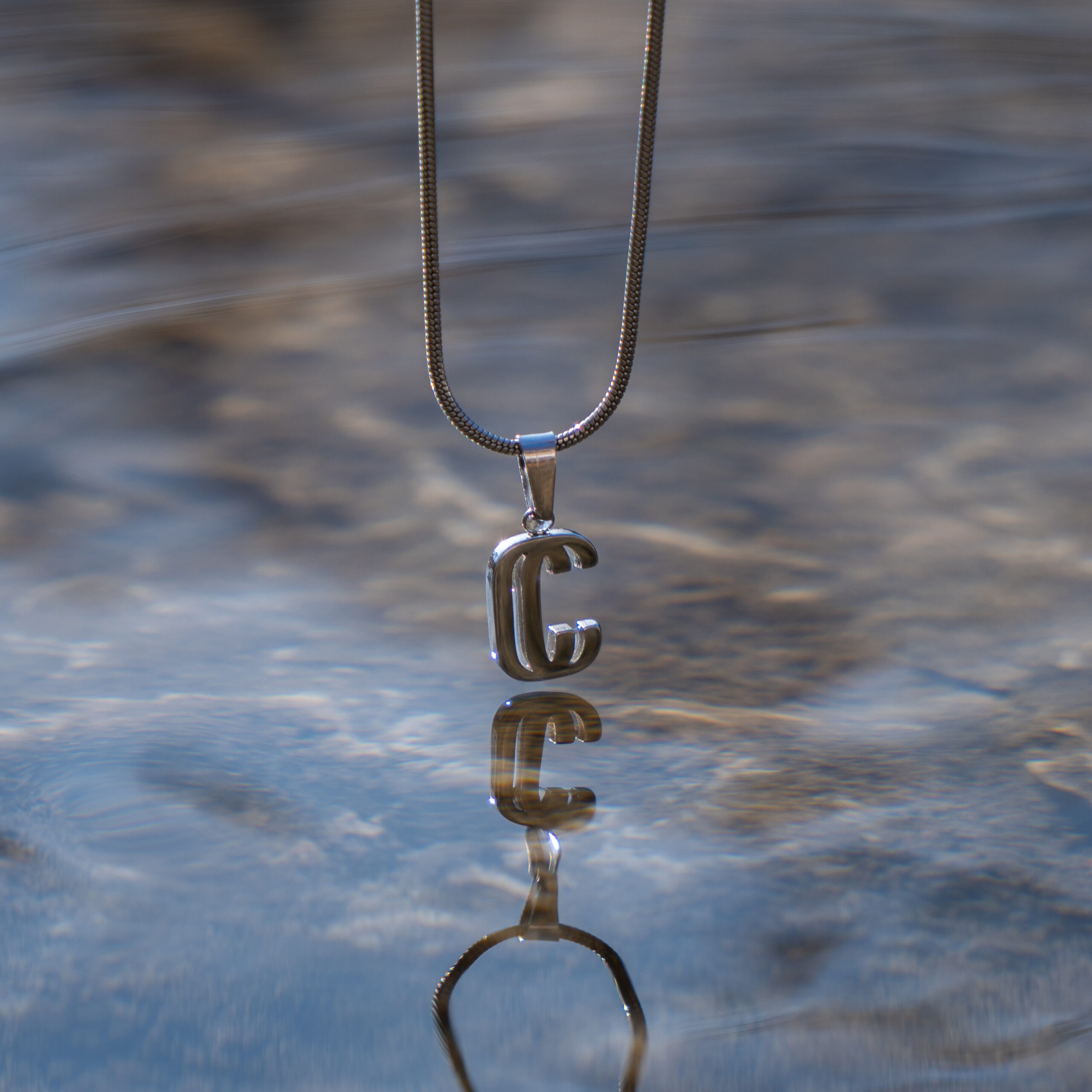 Pendentif en forme de lettre C