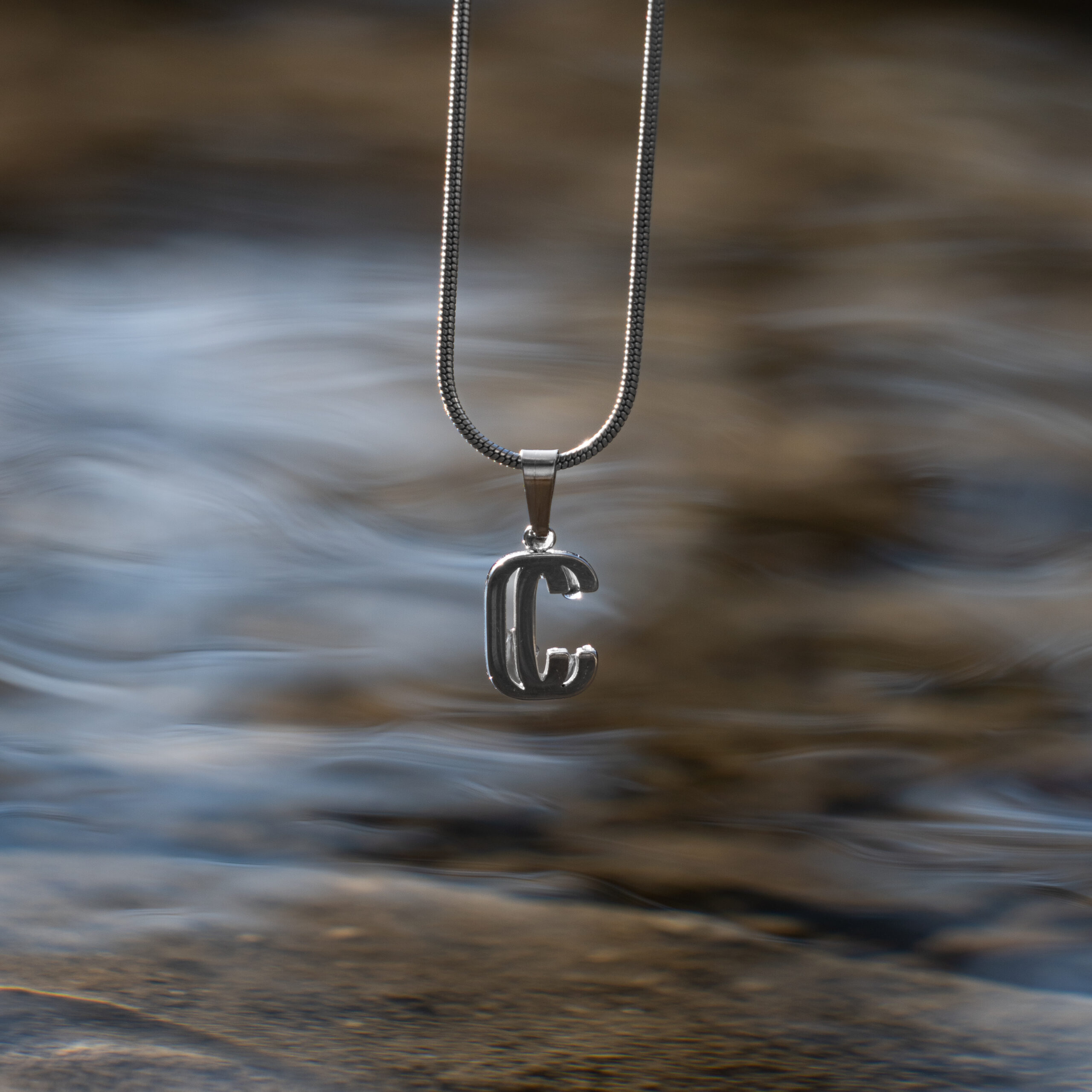 Pendentif en argent avec lettre C