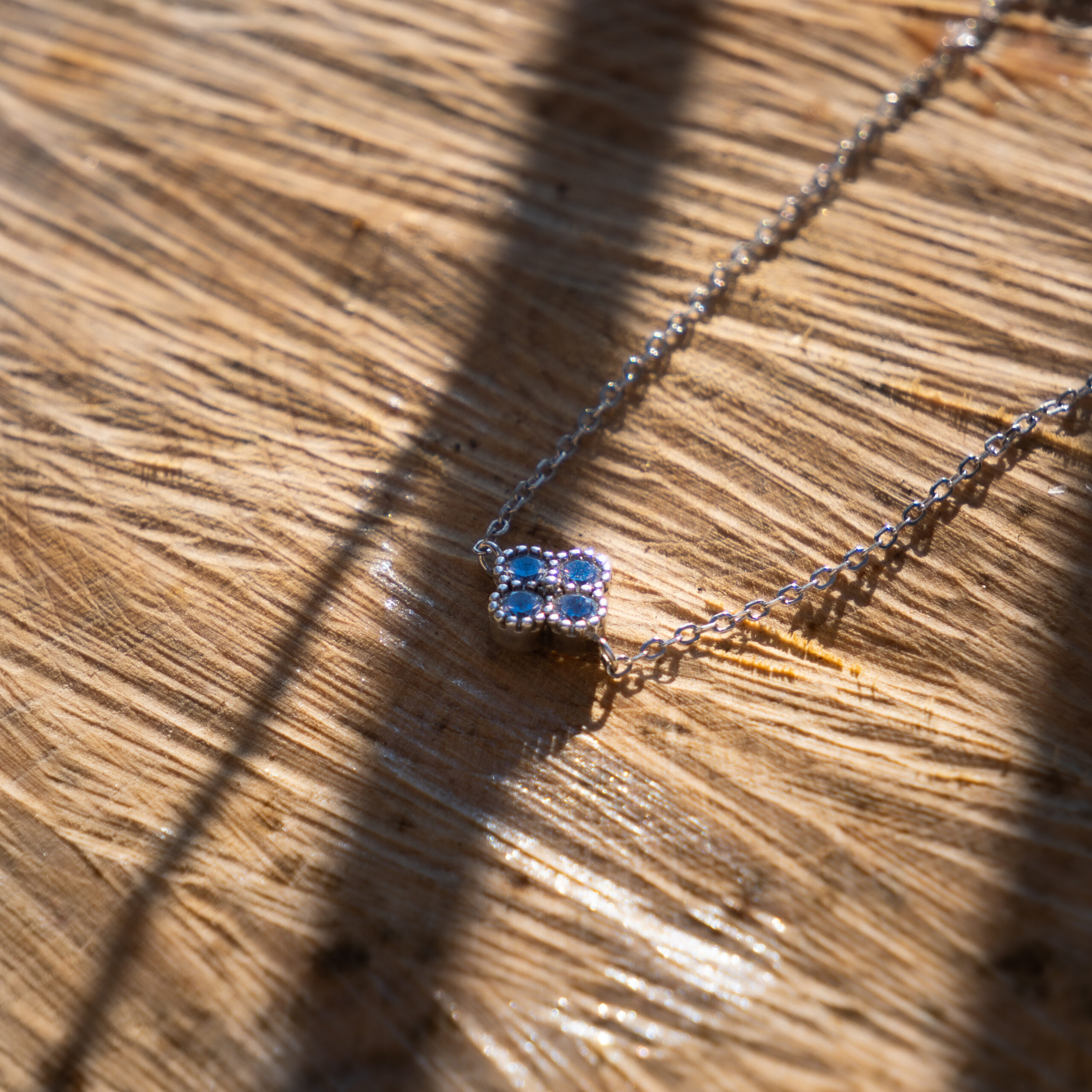 Collier délicat sur une surface naturelle